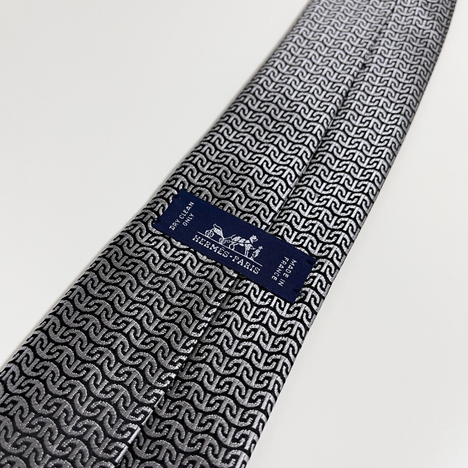 美品 HERMES エルメス ネクタイ シルク100% シルバー 総柄 楽天市場】【未使用品】HERMES エルメス ネクタイ 総柄 Hロゴ