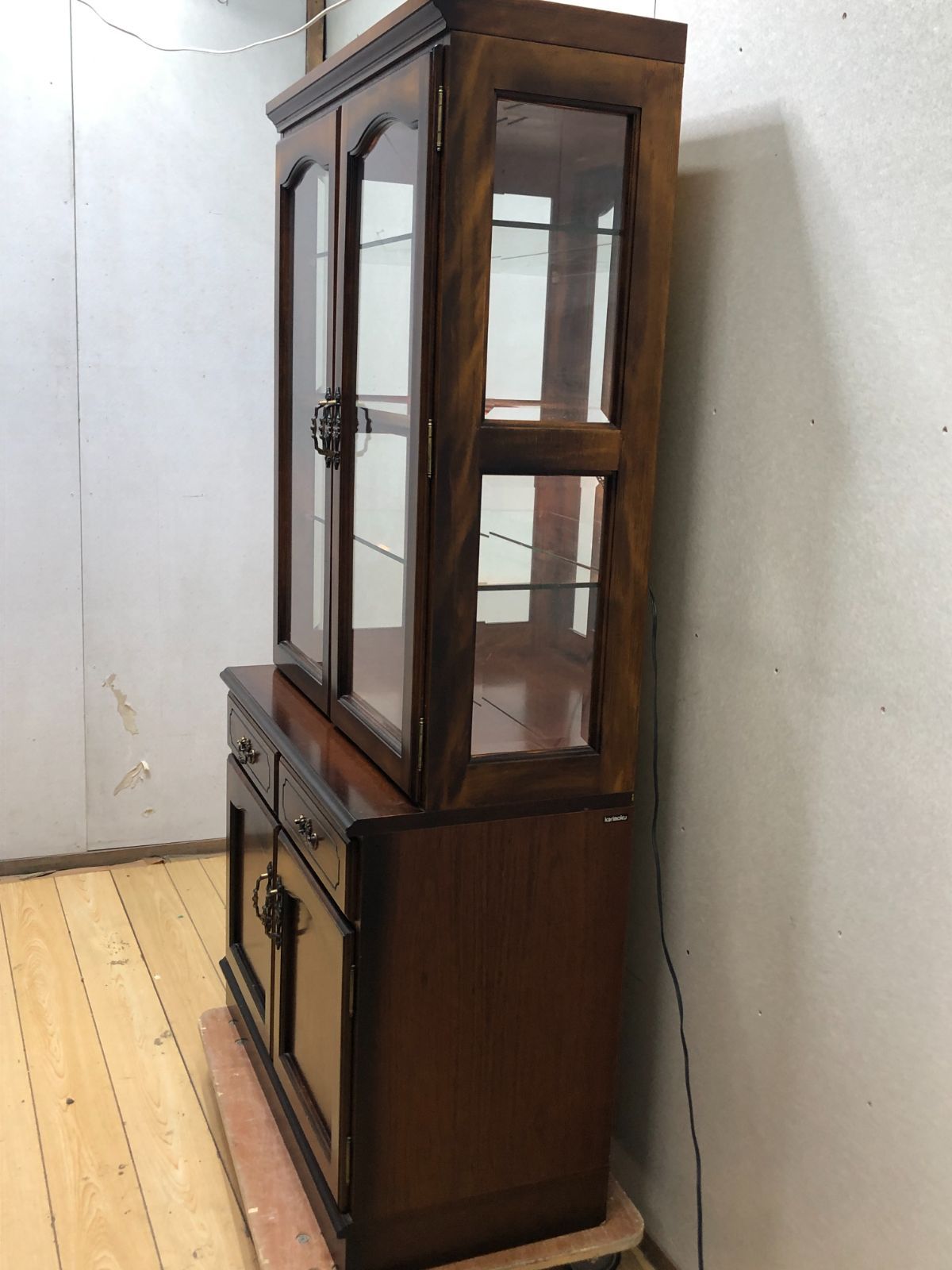 希少3面ガラス採光】【古家具】カリモク 飾り棚 定番 コレクション