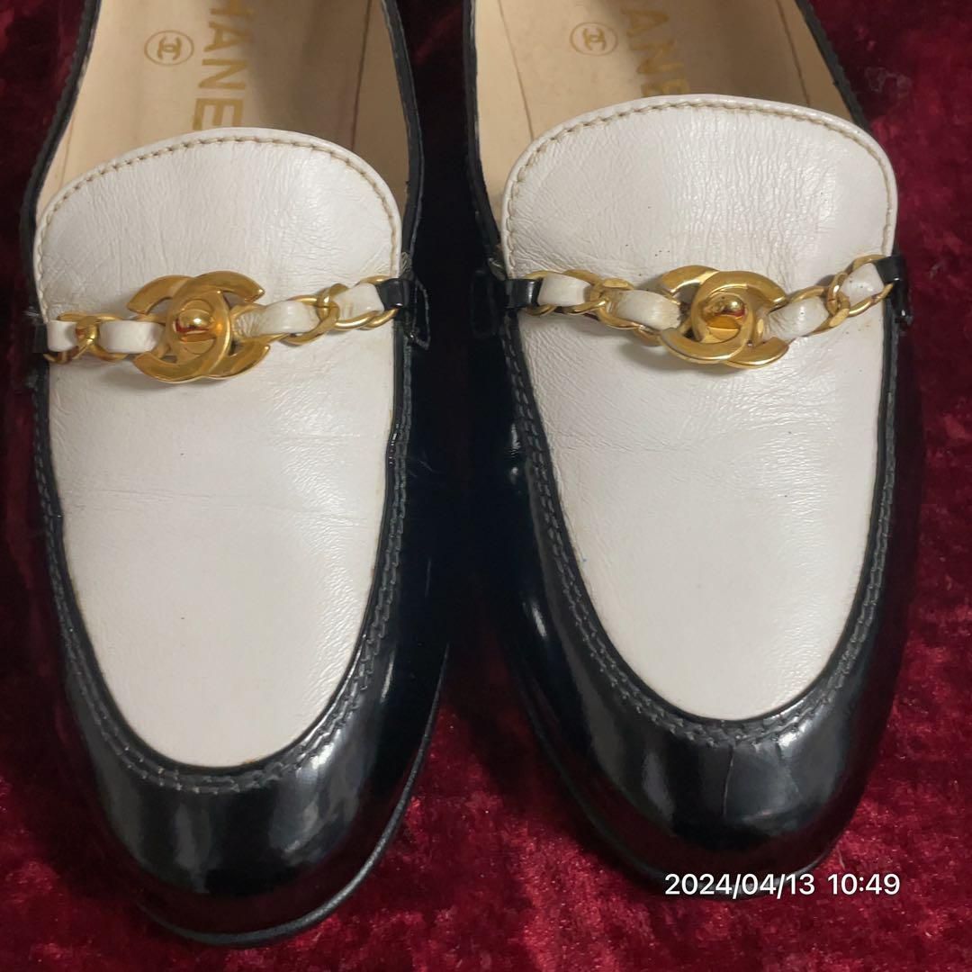 シャネルターンロックエナメルローファー