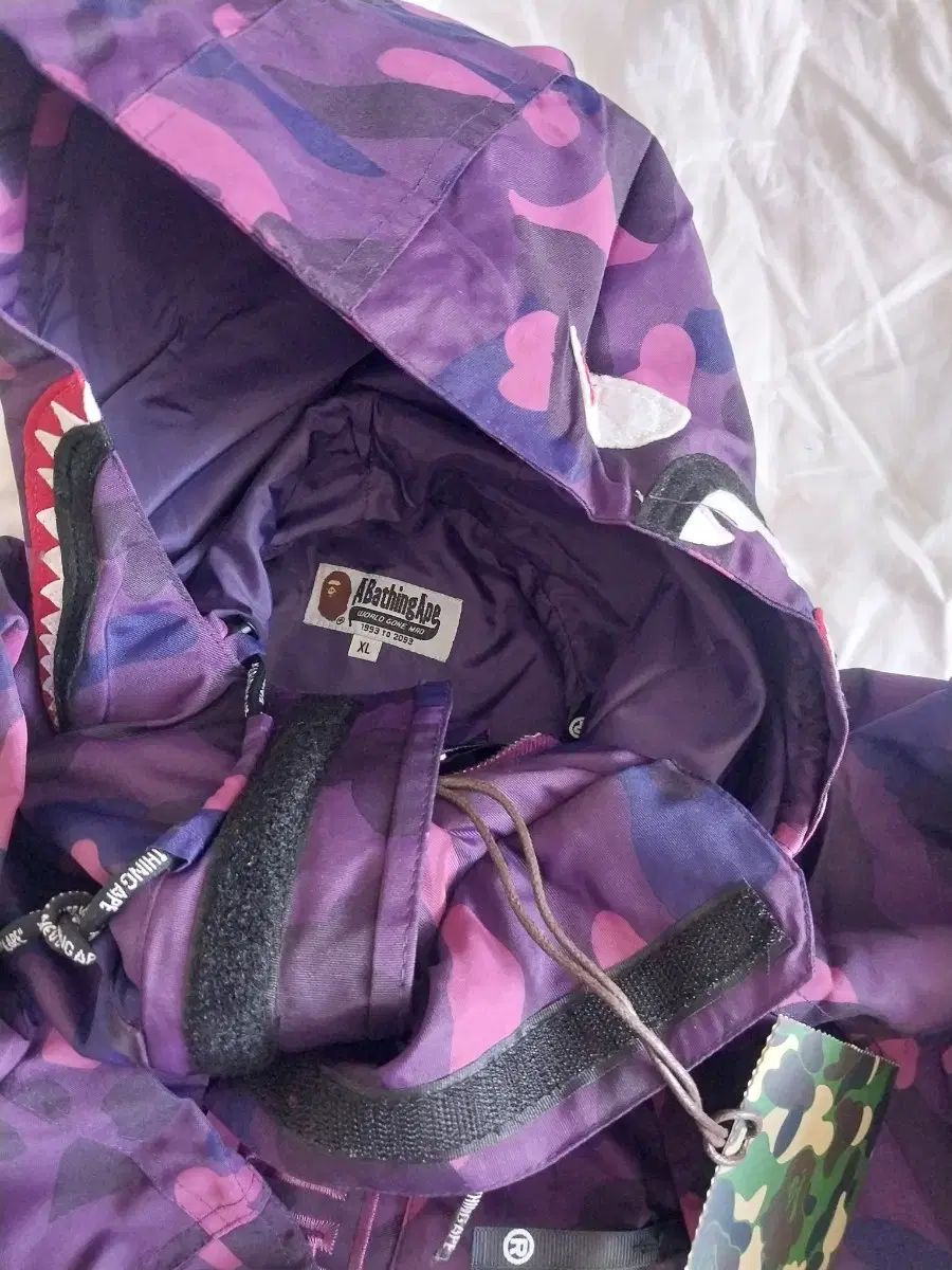 A BATHING APE カモフラージュ ウィンドブレーカー　美品 A BATHING APE(アベイシングエイプ) 紫 カモフラ シャーク