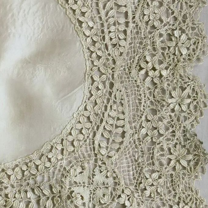 マルチーズレース アンティーク シルク ハンカチ /405110 - メルカリ