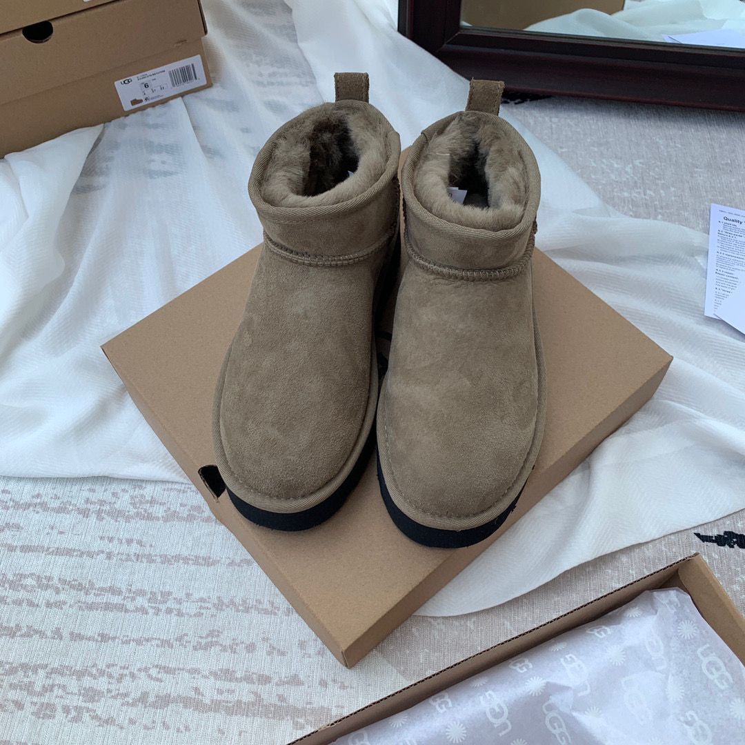 人気極美品 UGG アグ ブーツ クラッシックウルトラ ミニ