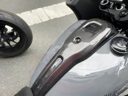 ドライカーボン タンクトップカバー ローライダー用 スタンダードタイプ 2025年以降FXLRS|T FXRST 2025年以降FXBR DECORATOM_COM_BR