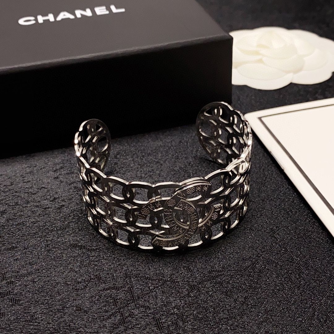今日特価】CHANEL シャネル 新モデル ダブル C 透かし編み幅広