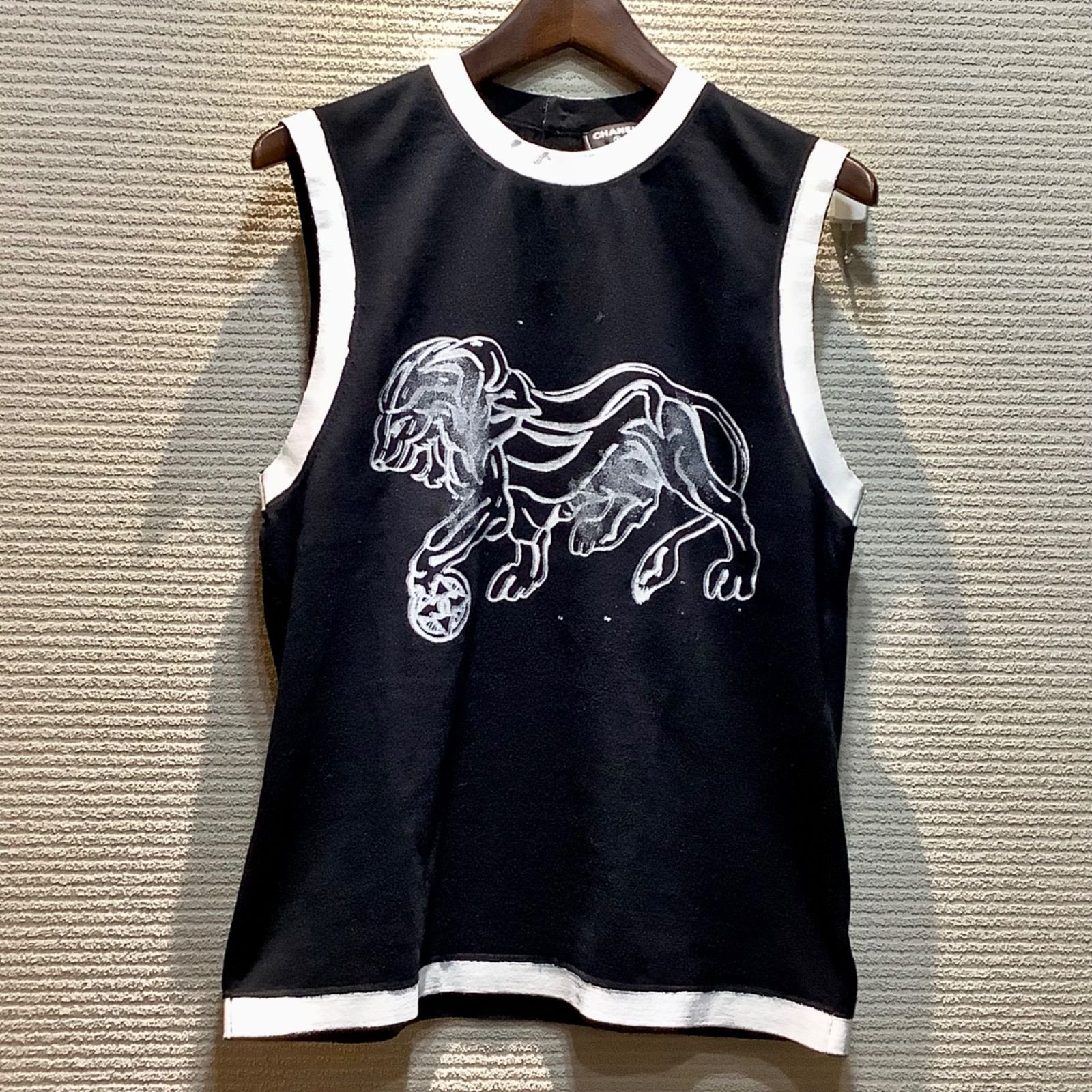 22年 シャネル CHANEL リゾート ライオン 獅子 ロゴ タンクトップ ノースリーブ 黒 白 ブラック ホワイト 38 P72070 B535|T180