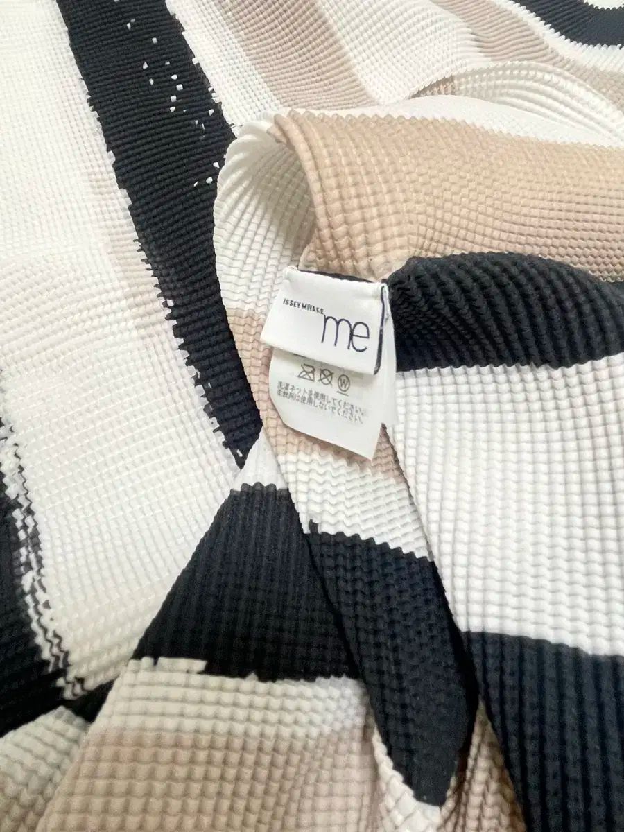 me ISSEY MIYAKE イッセイミヤケ ハイネックトップ