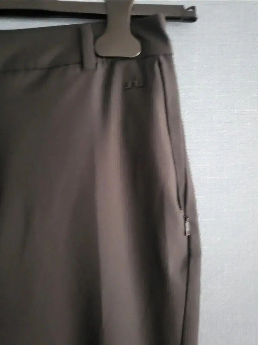 定2.4万 J.LINDEBERG ゴルフパンツ W25 白 ジェイリンドバーグ J.LINDEBERG Jリンドバーグ ゴルフウェア メンズ ゴルフパンツ