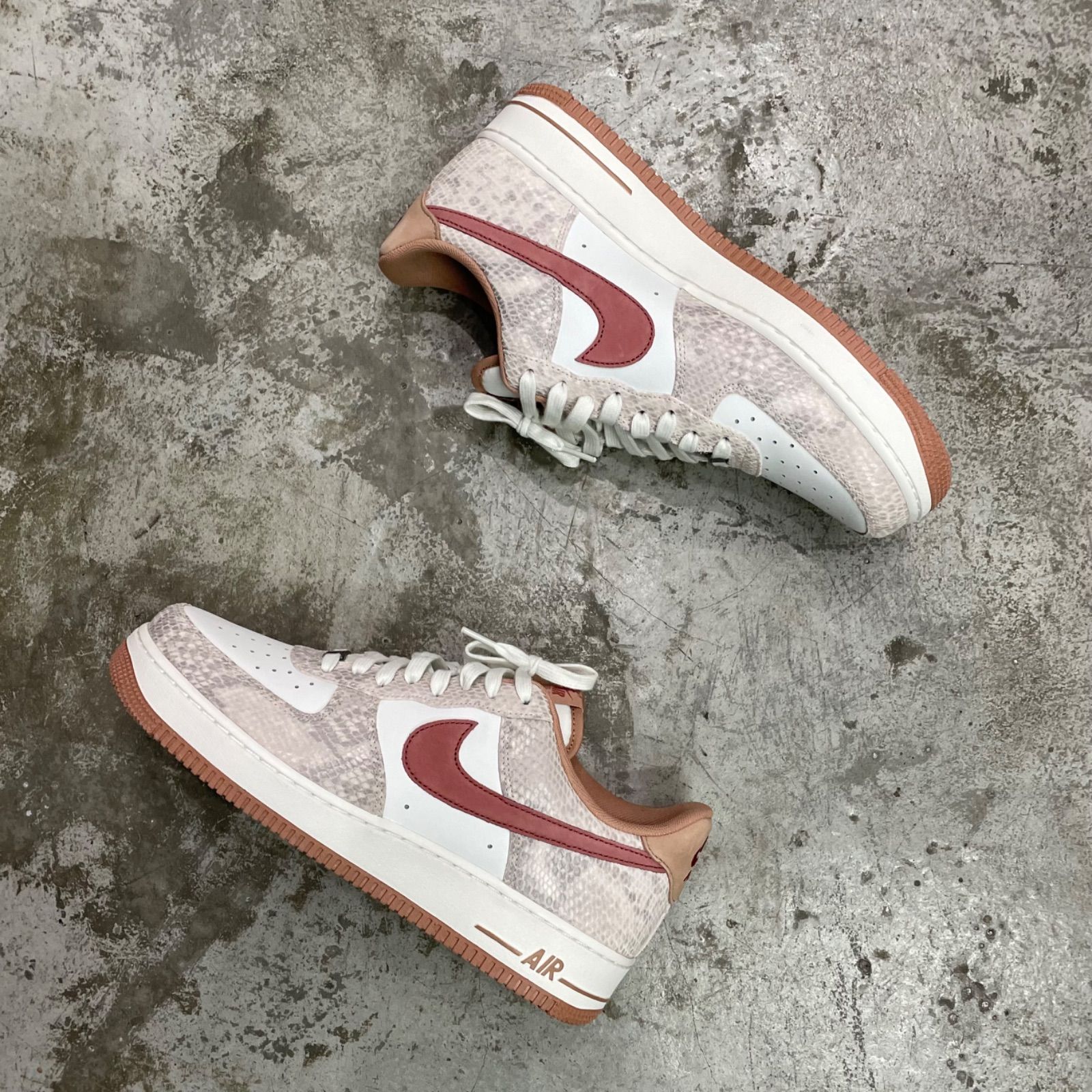 未使用品 国内正規 NIKE AIR FORCE 1 07 LV8 EMB エアフォース