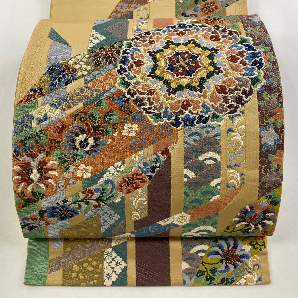 袋帯 美品 逸品 落款 白綾苑大庭 花 有職文様 箔 灰茶 六