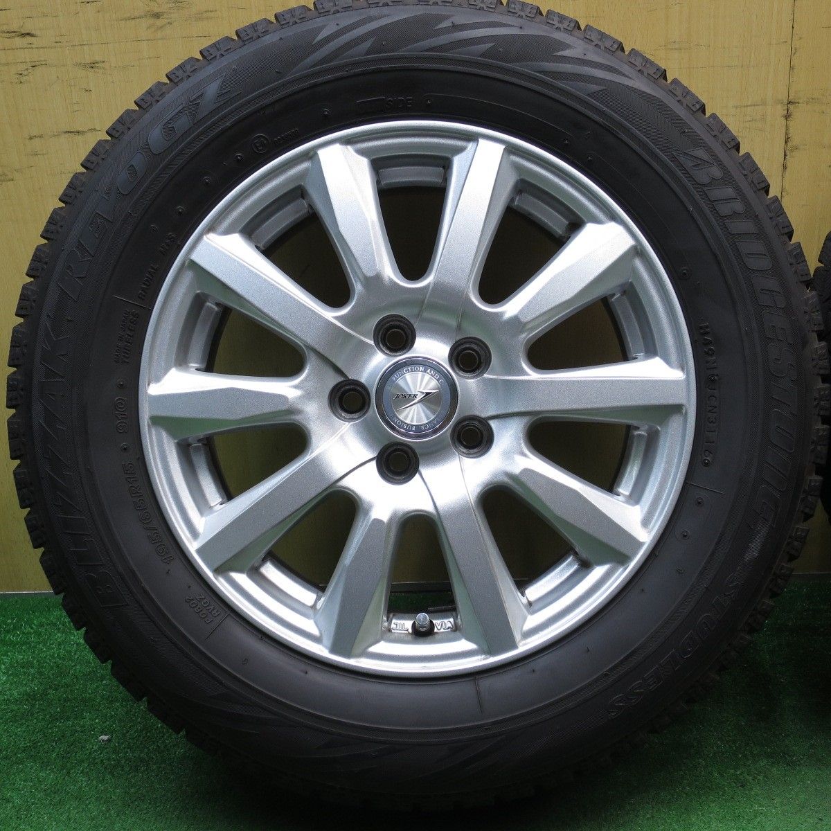 プリウス等 195/65R15 PCD100/5H BS ブリザック REVOG 【公式通販】 プリウス等 195/65R15 PCD100/5H BS ブリザック REVOG 【公式通販】