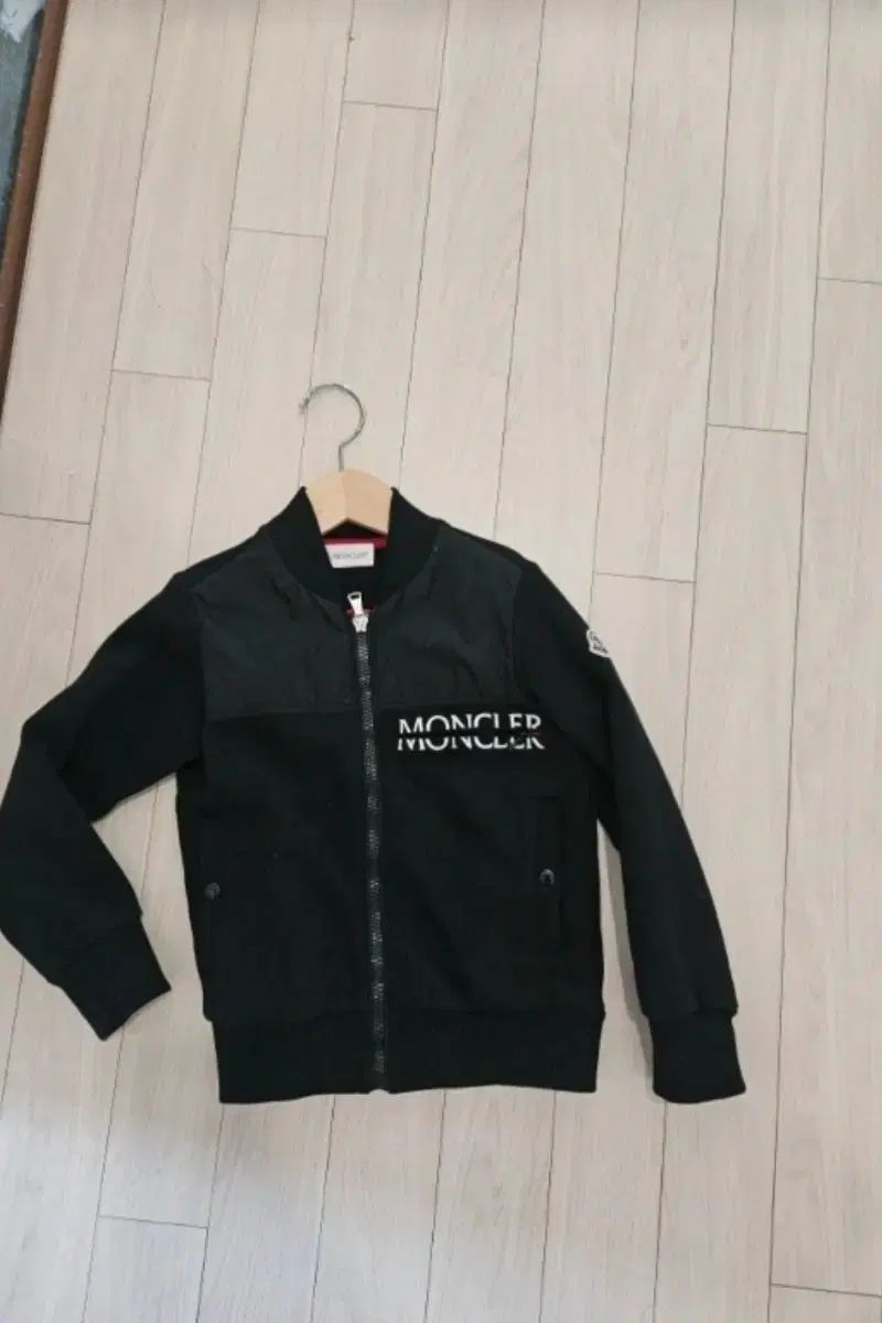 MONCLER モンクレール ジップアップ 6 税金