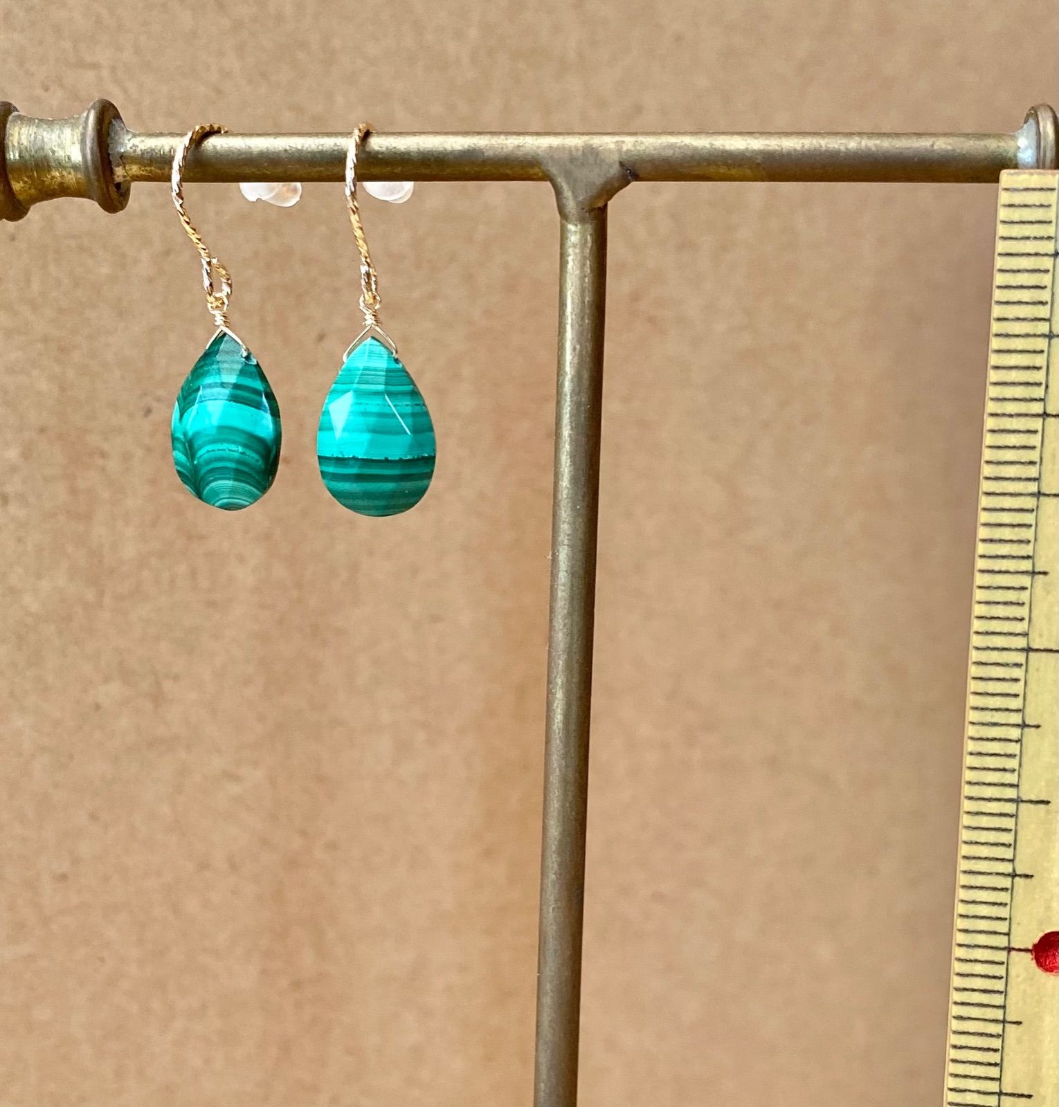 天然石 14kgf マラカイト① ペアシェイプ ファセット ピアス アレル  