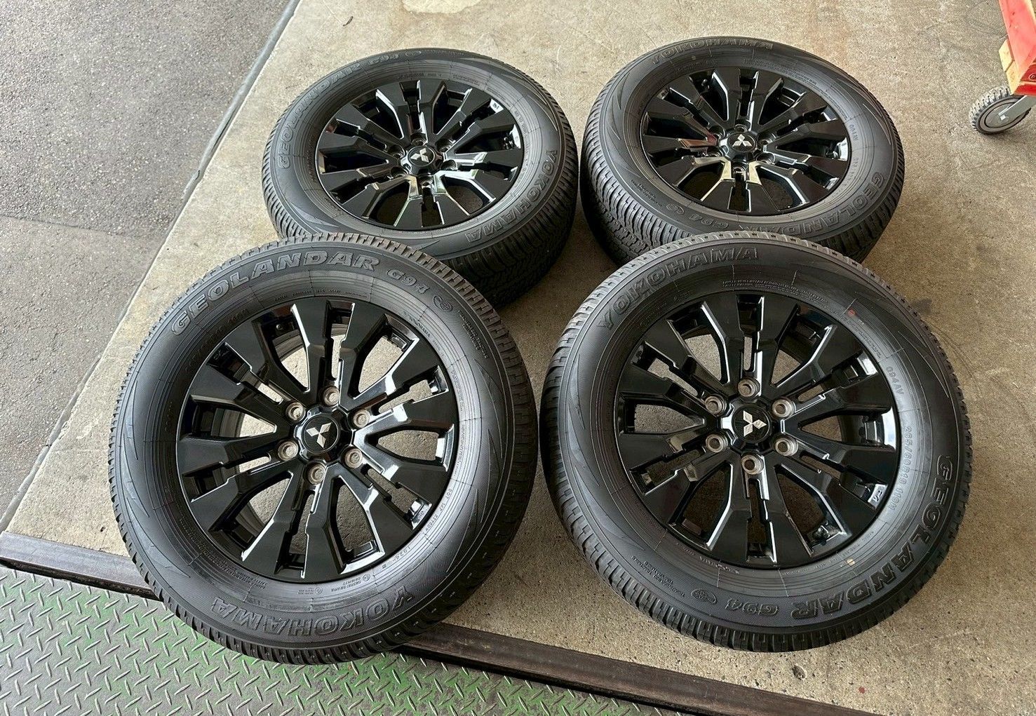 三菱 トライトン 純正ホイールとタイヤ4本セット 18×7.5J 139.7 6H ヨコハマ ジオランダー 265 60R18 YHTRI-04