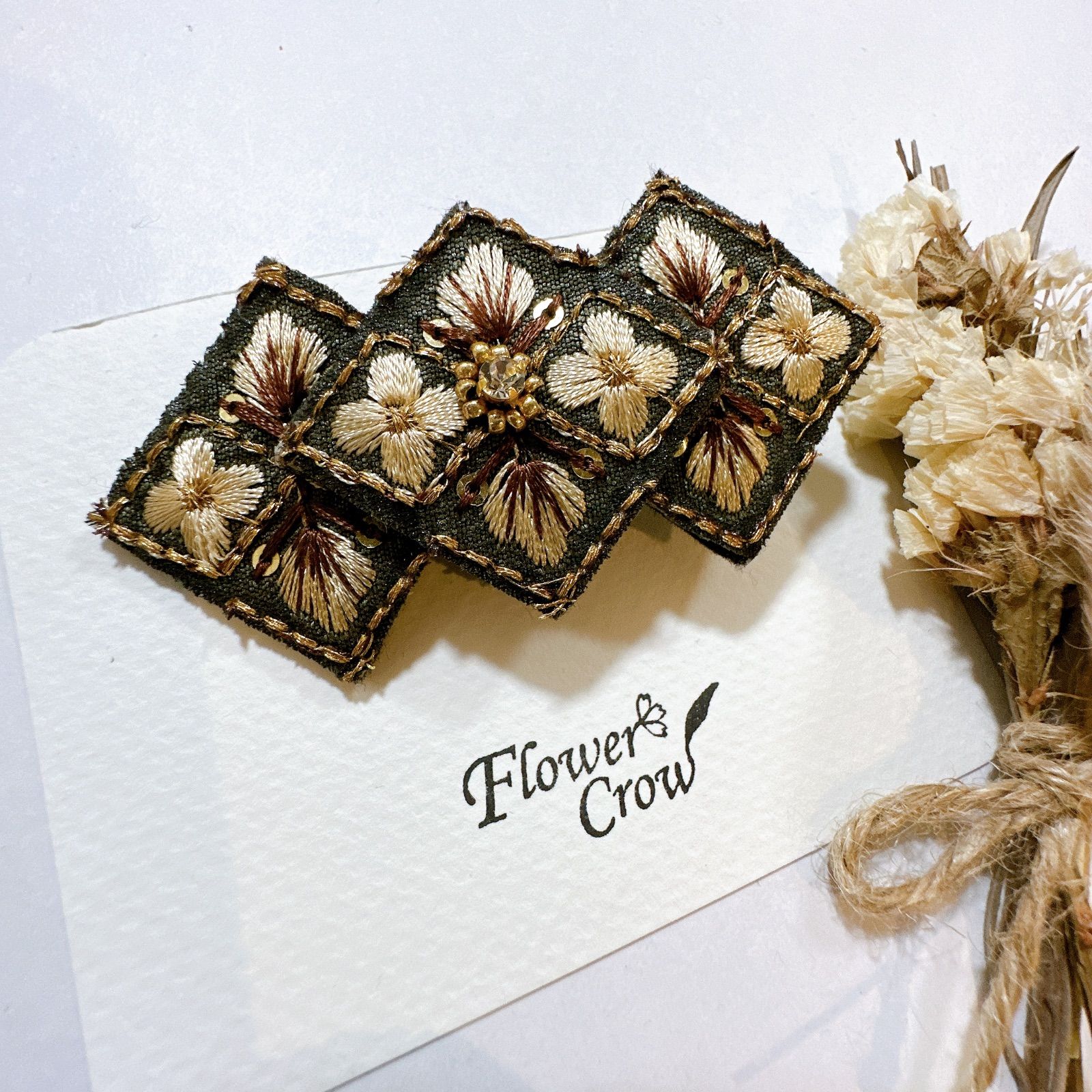 インド刺繍リボン】重なりモチーフヘアクリップ - Flower Crow⭐︎ハンドメイド - メルカリ