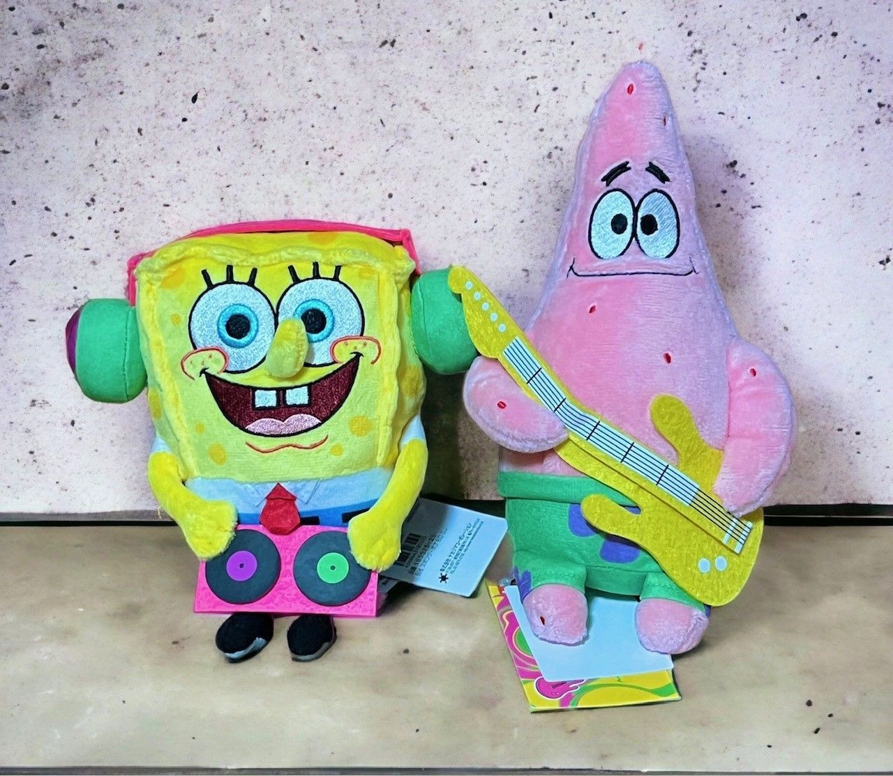 DJのスポンジ・ボブ と ギタリストのパトリック 愉快な二人のペア