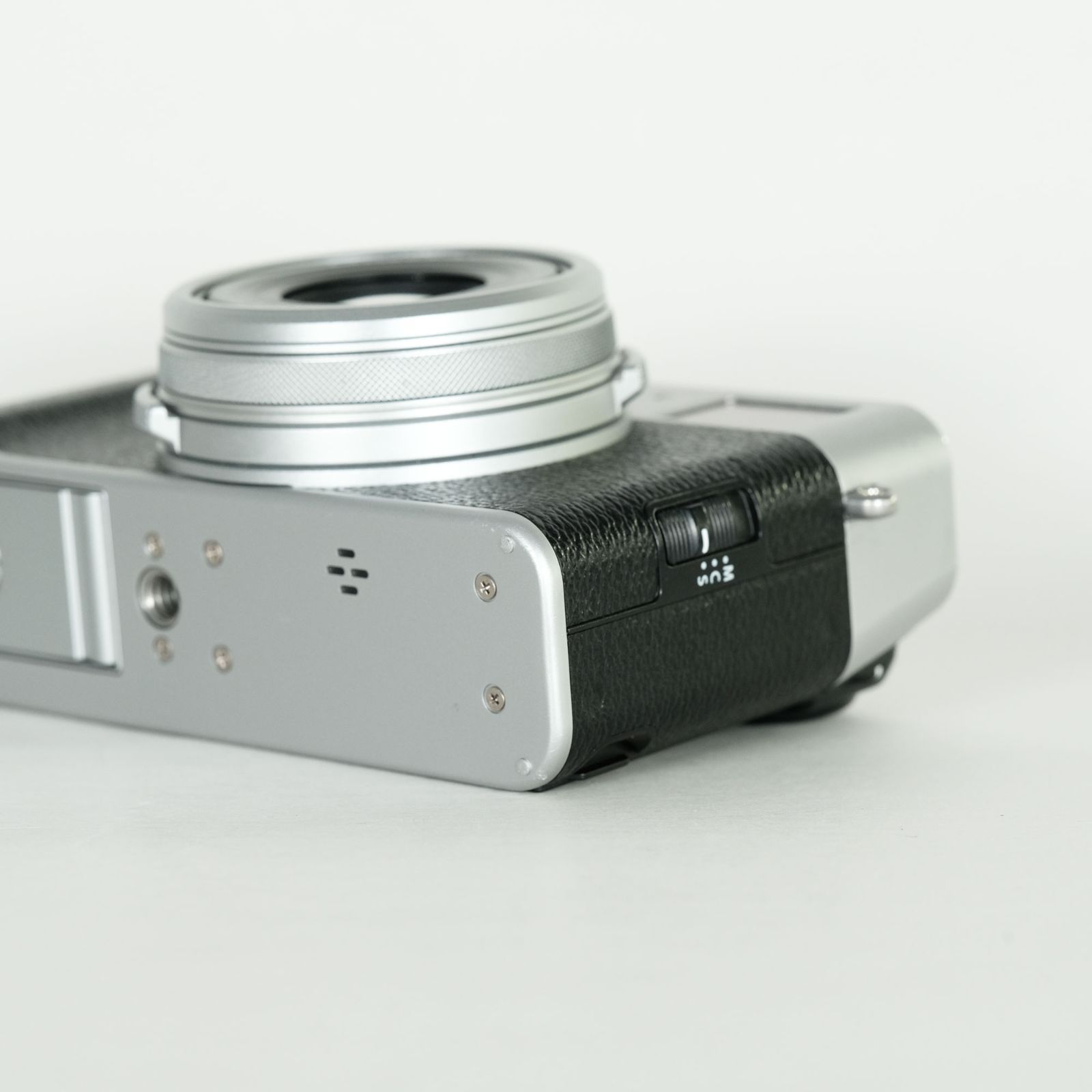 美品｜シャッター数7,700回｜グリップ付] FUJIFILM X100V