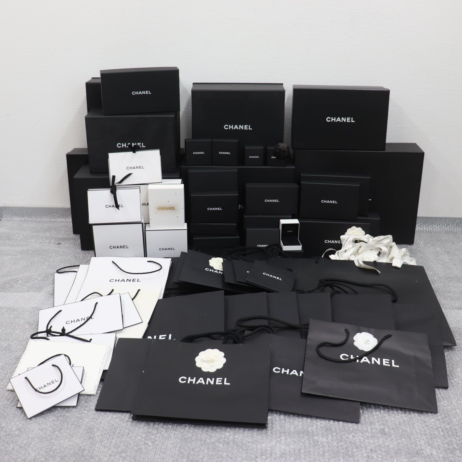 ITUY0M1XWVQG CHANEL シャネル BOX 空き箱 ショッパー 純正 紙袋 リボン アクセサリーケース ブラック ホワイト ブランド箱 まとめ インテリア 紙袋35枚 箱33個