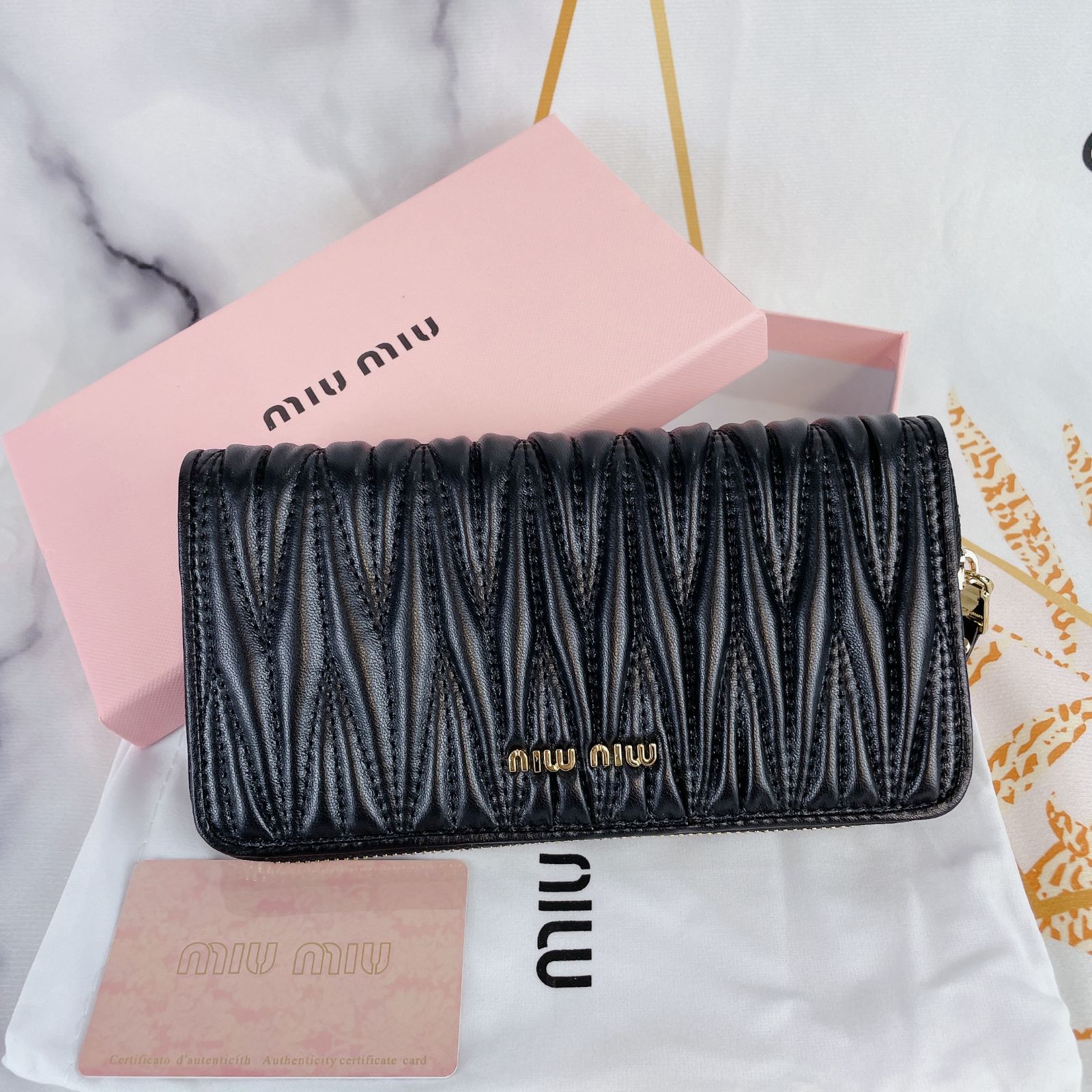 ✨新品✨MIU MIU ミュウミュウ ブラック 長財布 箱付き 大人気 ジッパー財布 - メルカリ