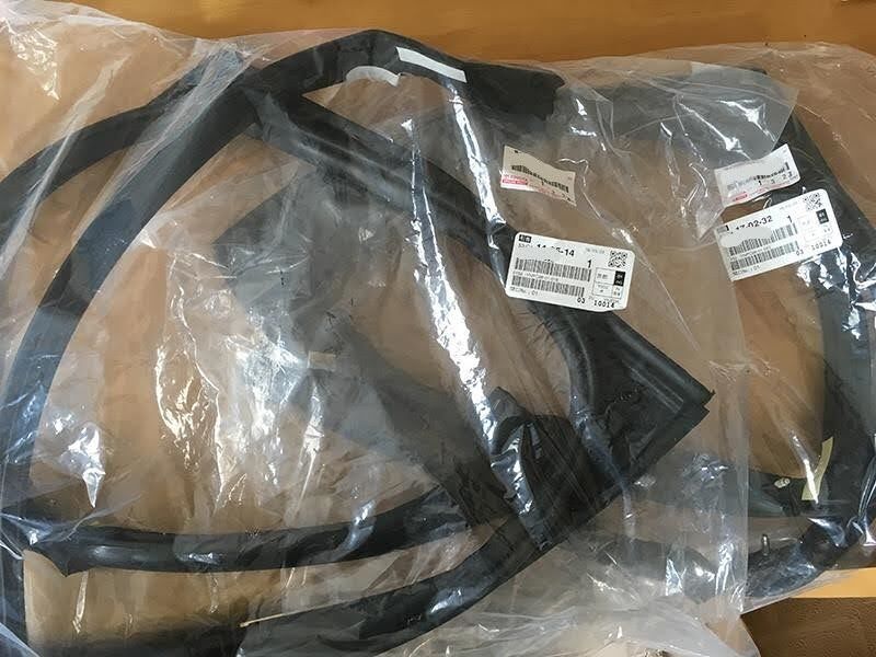 MR-2 AW11 リムーバブルルーフウェザーストリップ 右側単品 MR-2 AW11 リムーバブルルーフウェザーストリップ 右側単品