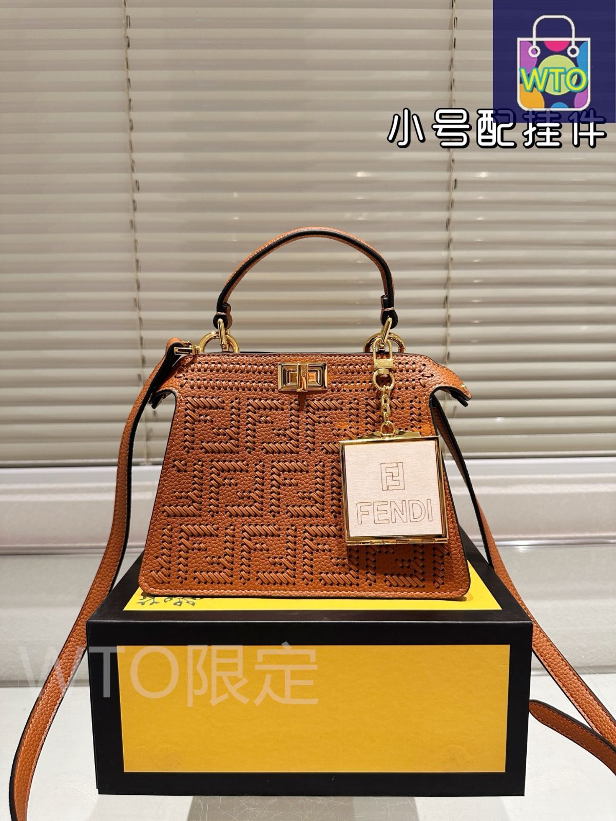 トートバッグ FENDI Peekaboo Soft M Cuoio Romano D Peekaboo Soft Medium Cuoio Romano leather Light blue | Fendi