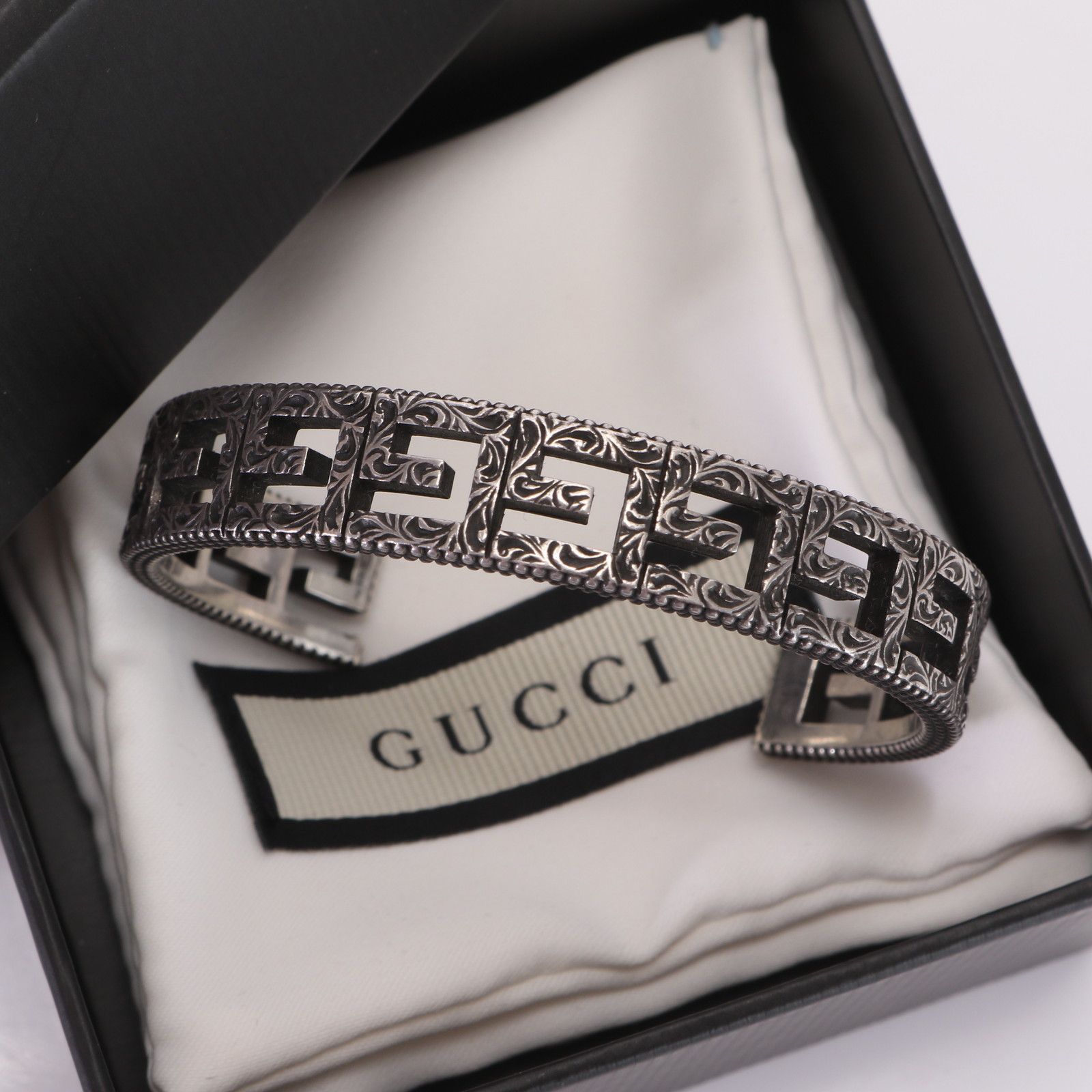 □極美品□グッチ□カフ ブレスレット□バングル□スクエアG□G 