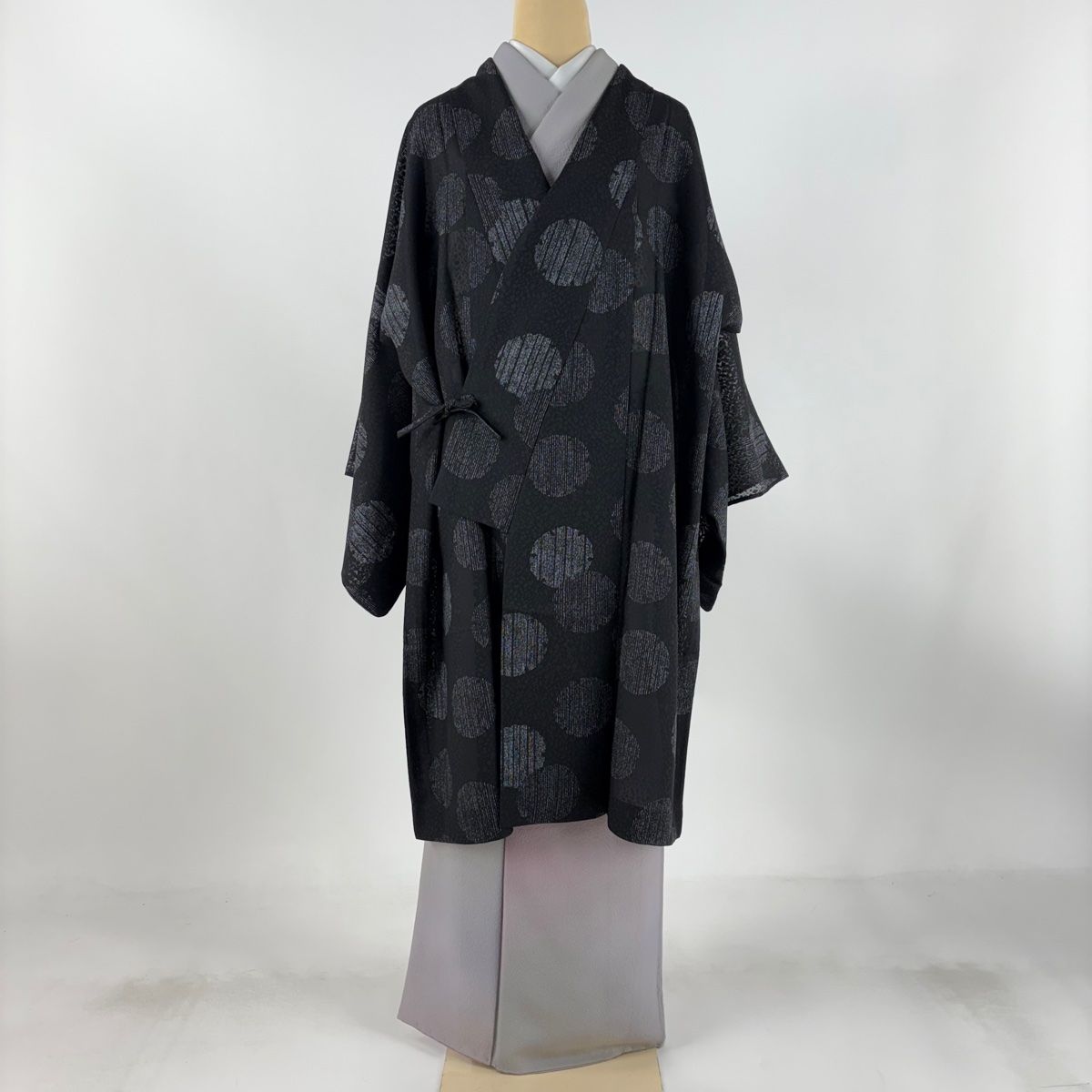 道中着 身丈103cm 裄丈66cm M 喜八郎 和装コート 着物衿 落款 雪輪 縞 黒 正絹