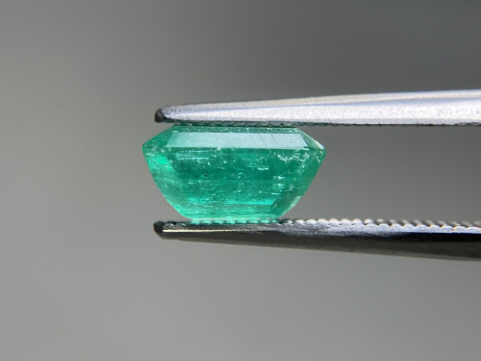 エメラルド 天然 3.035ct 中央宝石ソーティング付き 9.01㎜×7.99 