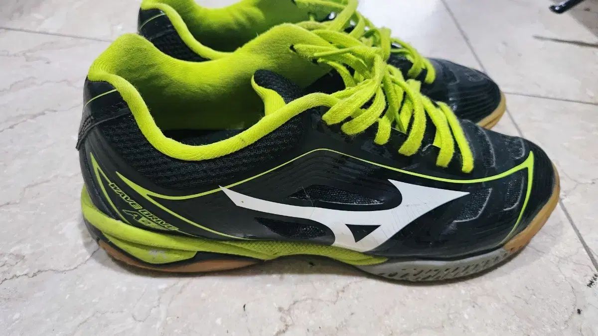 Mizuno ミズノ ウェーブドライブ z 卓球バドミントンシューズ 240