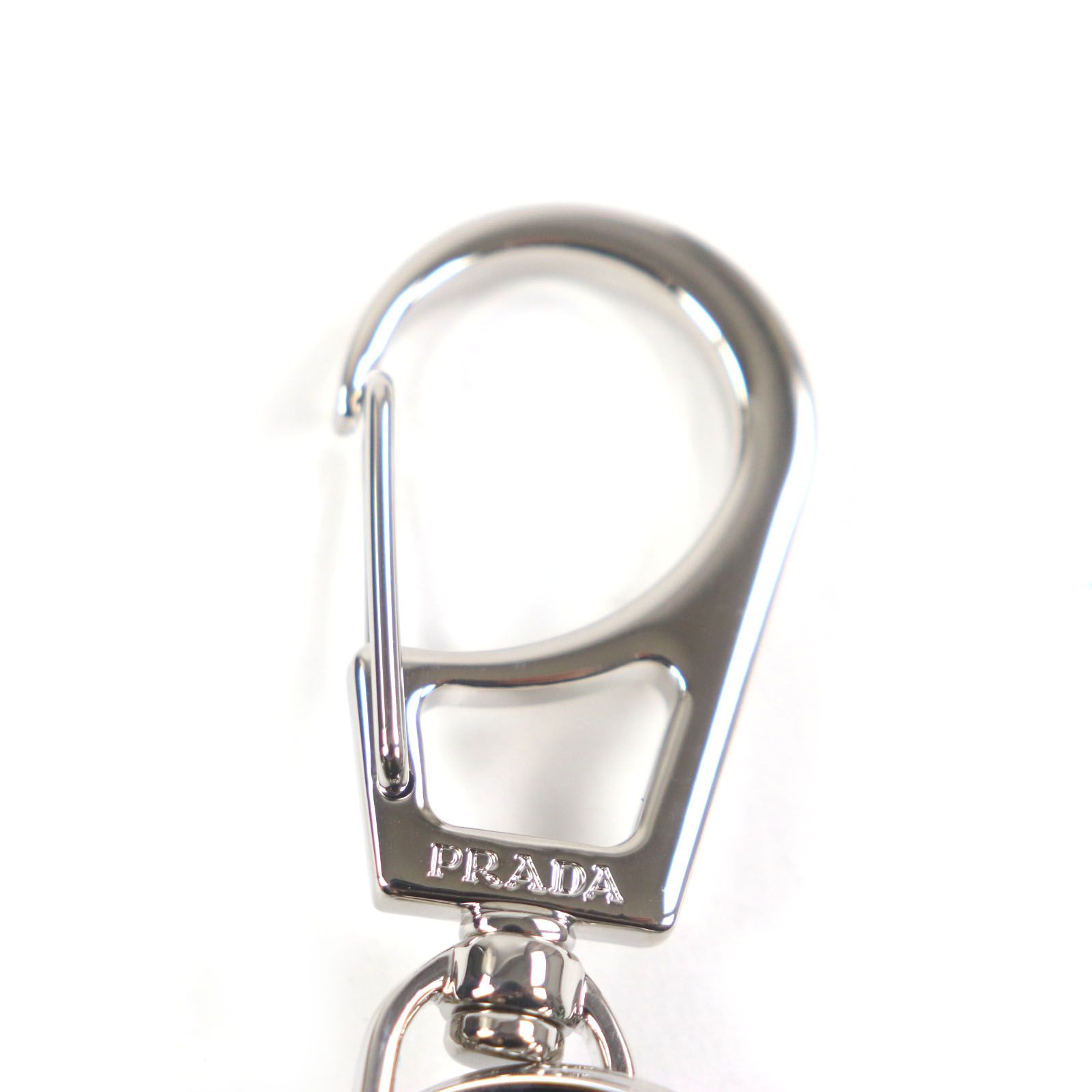PRADA サフィアーノ トライアングル ロゴ シルバー キーホルダー PRADA プラダ サフィアーノ トライアングル ロゴ シルバー