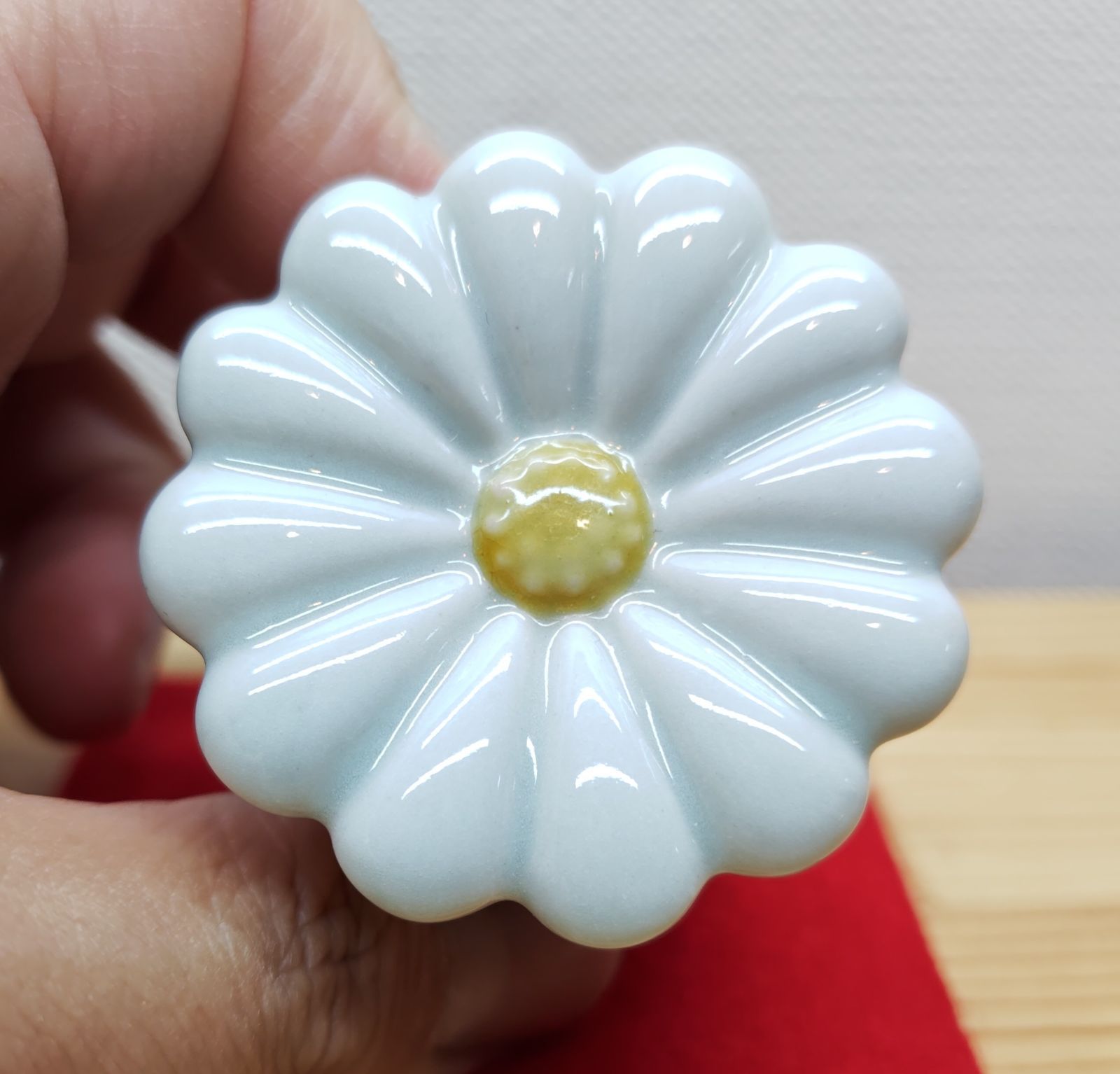 送料込【逢絢亭】茶道具 蓋置 九谷焼 菊の形 矢口永寿 共箱入り 逢絢亭】茶道具 蓋置 九谷焼 菊の形 矢口永寿 共箱入り 作家 九谷焼