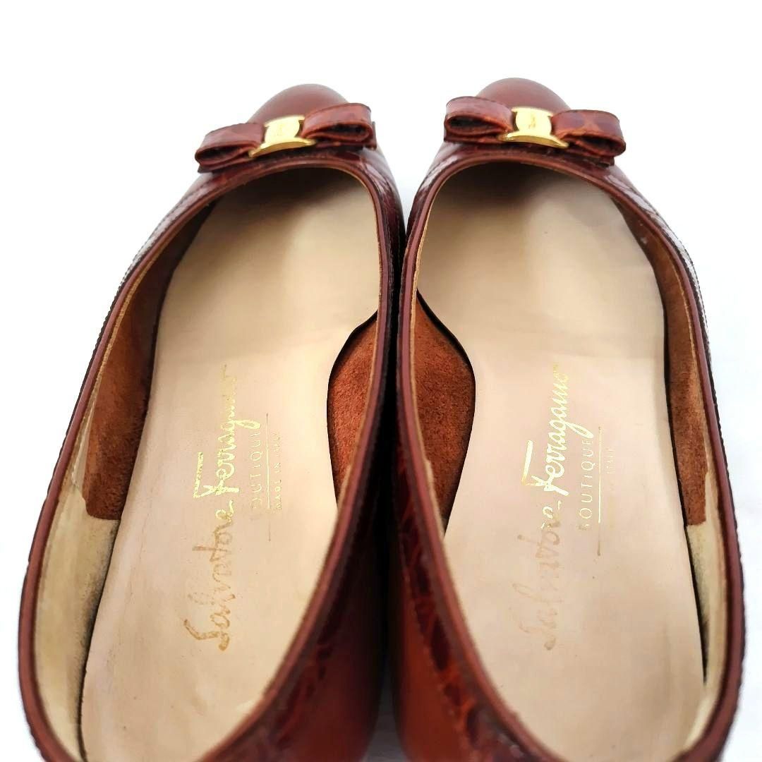Ferragamo【フェラガモ】ヴァラリボン クロコ型押し ローヒール