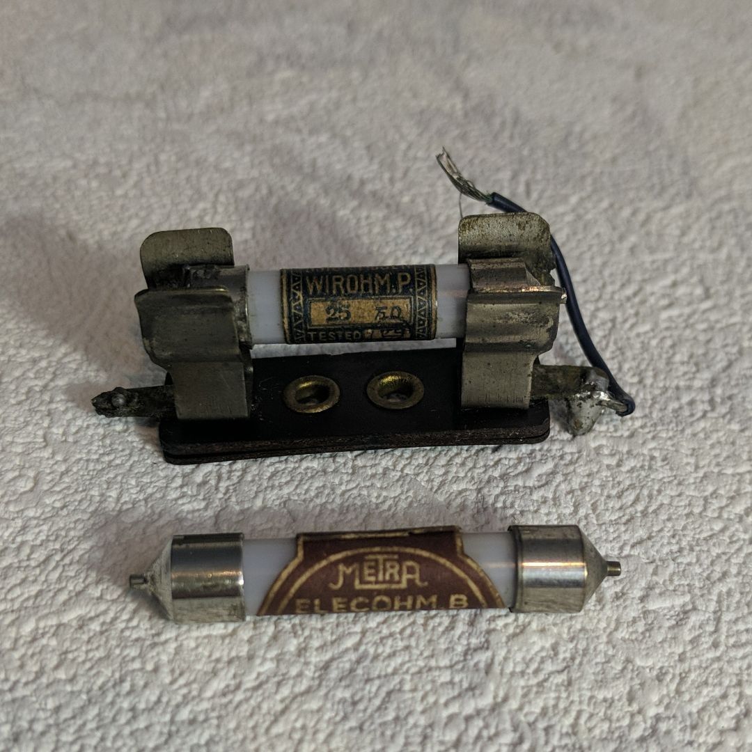 超希少品　大正時代蓄音器ヒューズ2本とソケット　(日本製)　METRA　日本無線 超希少品 大正時代蓄音器ヒューズ2本とソケット (日本製) METRA