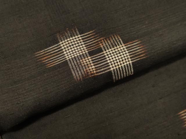 平和屋着物○国指定重要無形文化財 本場久米島紬 手織 正絹 逸品 未  