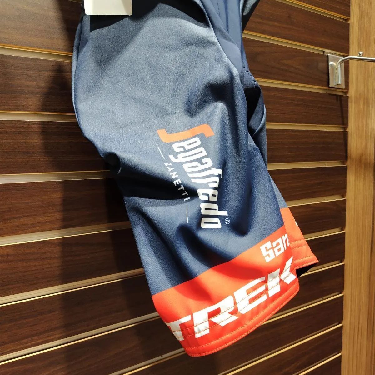 サンティーニ TREK-Segafredo メンズ チームレプリカ ビブ