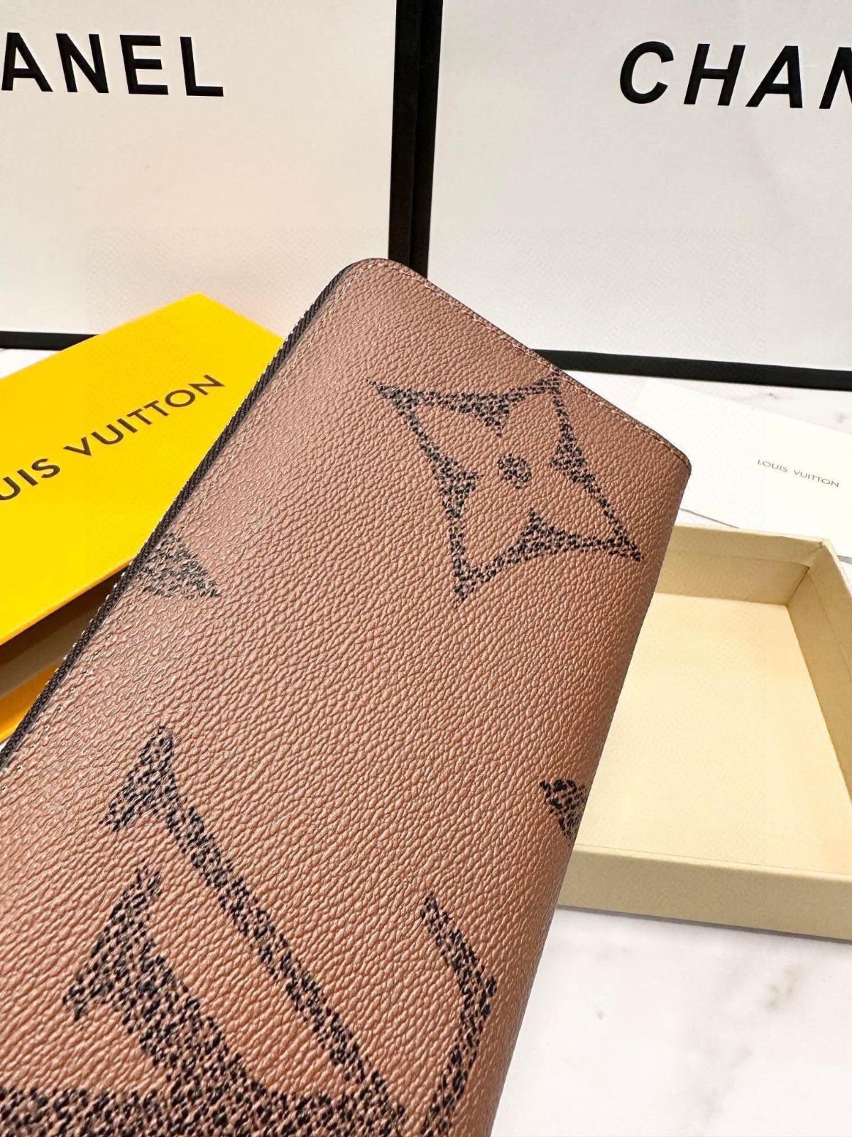 限定品◆関税なし【LOUIS VUITTON】ジッパーポーチ ブラック Louis Vuitton】今日特価！黒色 19x10cm 単ジッパーハンドポーチ