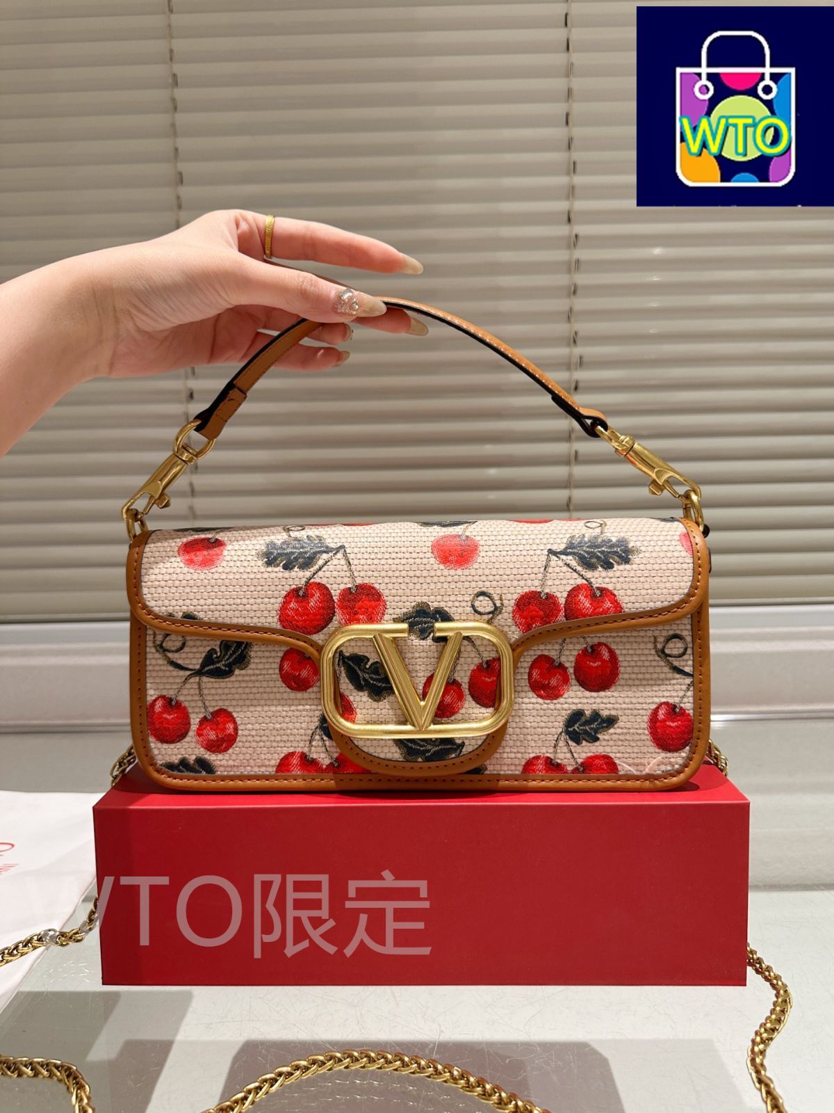 関税送料込み- VALENTINO VLOGO LOCO ショルダーバッグ Valentino Garavani Locò Small Shoulder Bag With Jewel Logo