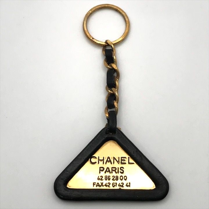 良品　CHANEL シャネル　ロゴプレート　キーホルダー　チャーム CHANEL シャネル ロゴ 三角プレート レザー チェーン キーリング