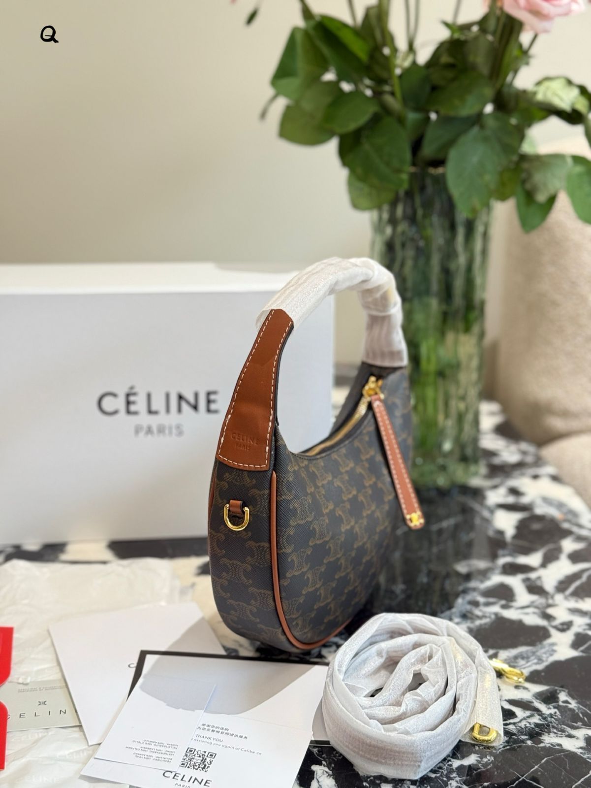 ☆スマホも入ってコンパクト☆【CELINE】LULU ルル ティーン