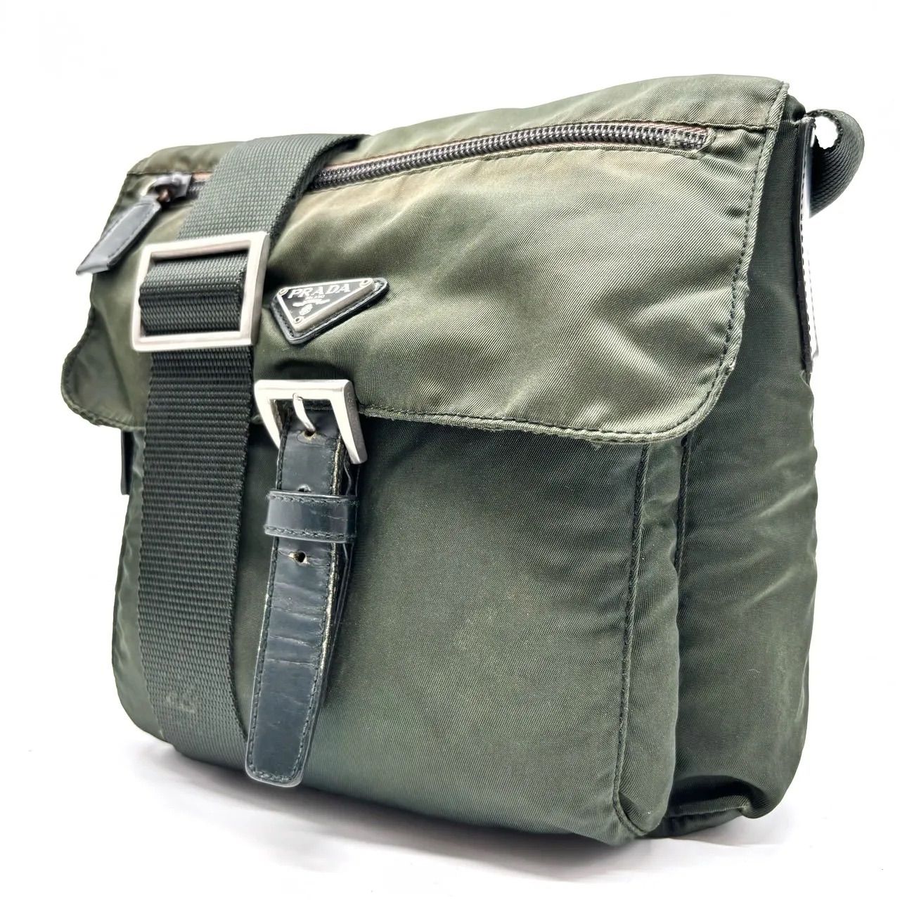 プラダ PRADA メッセンジャーバッグ 三角ロゴ フラップ カーキ 斜め