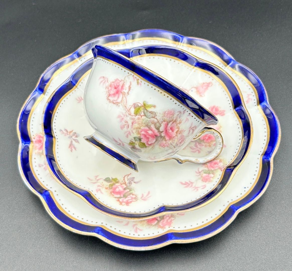  George Jones Sons ジョージ ジョーンズ トリオ アンティーク 英国製 コバルト金彩 薔薇文 波打つ縁 優美なデザイン 1900年代初期頃 F 030 陶芸 工芸品