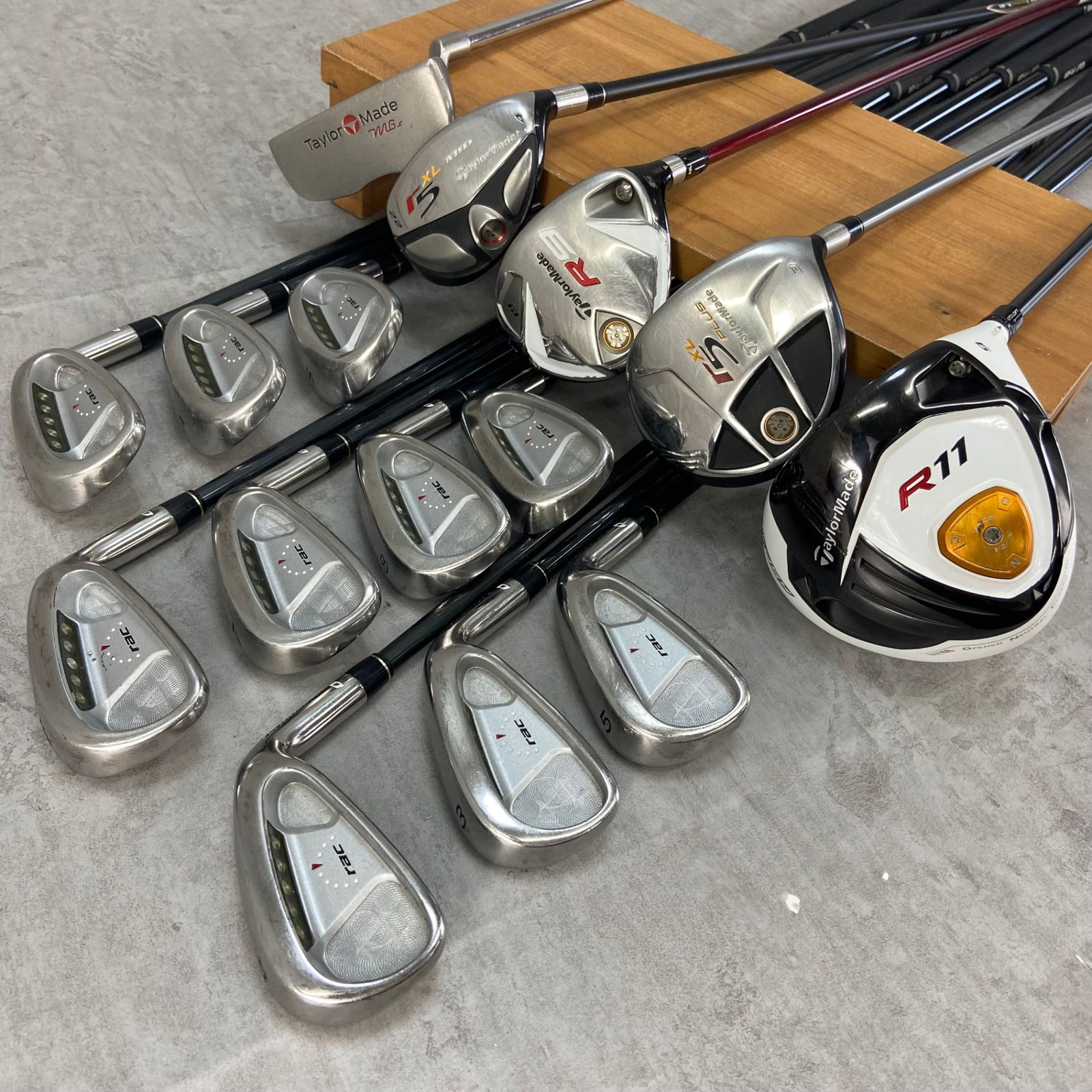 テイラーメード、ラックアイアンとアディダスゴルフバッグ