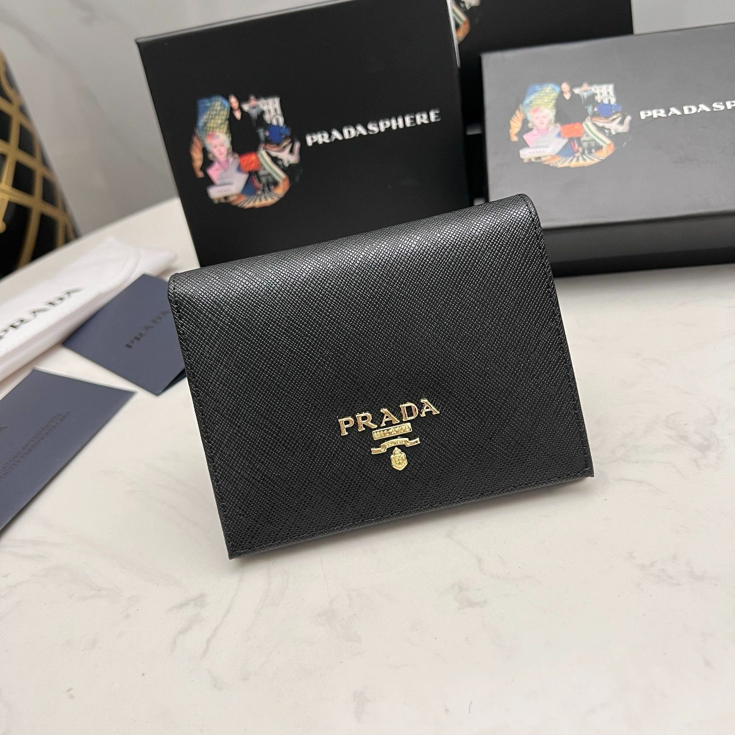 ☆ 極美品 ☆ PRADA プラダ ゴールドロゴ サフィアーノ 二つ折り財布黒