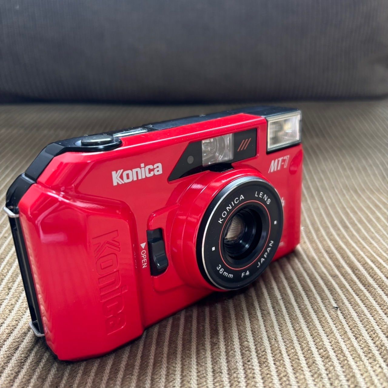 話題の人気 レッド MT-7 Konica コンパクトカメラ cm2 フィルムカメラ フィルムカメラ