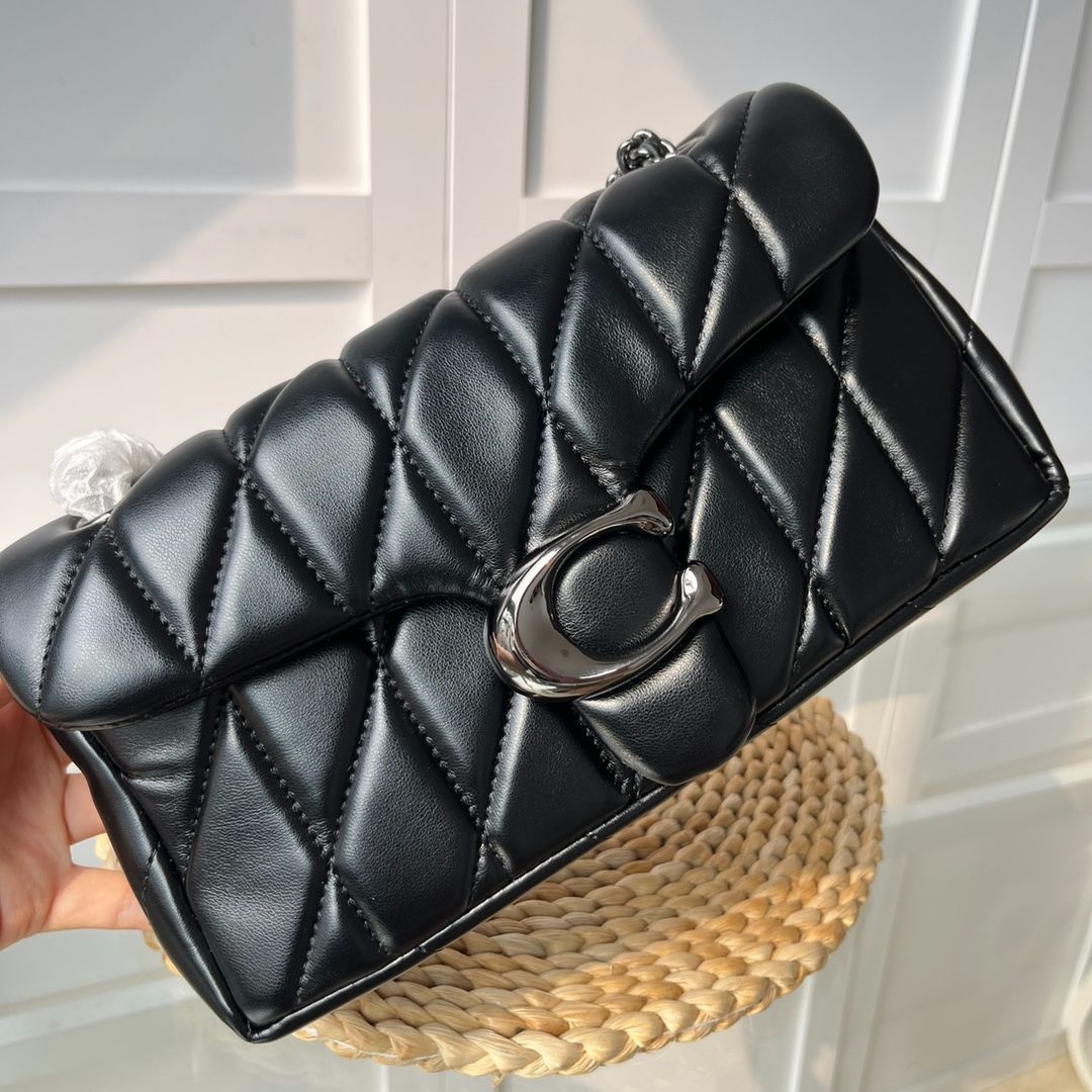 新品、未使用 COACH ショルダーバッグ タビー 26 キルティング