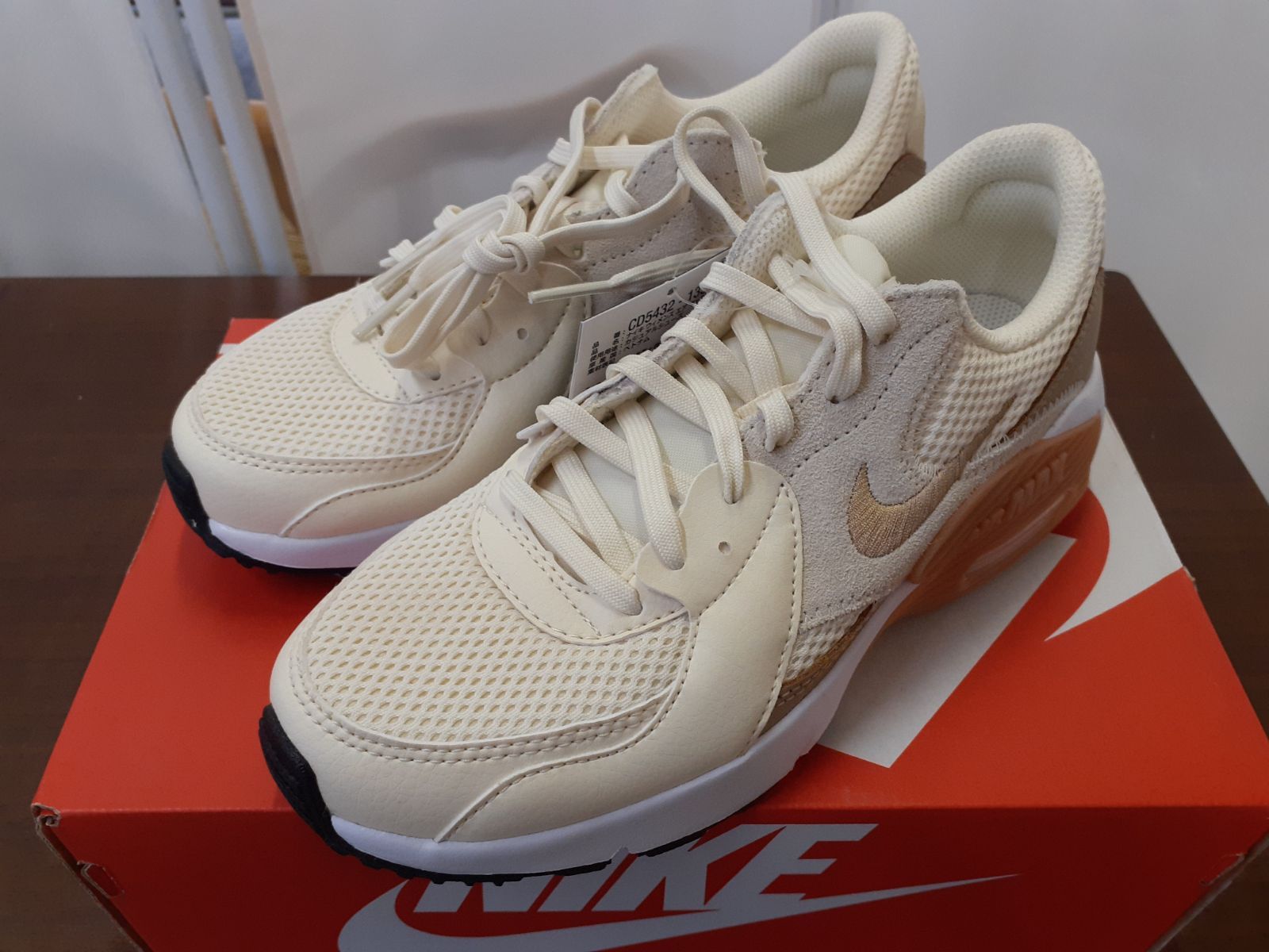 ナイキ] エア マックス エクシー W AIR MAX EXCEE ココナッツミルク 