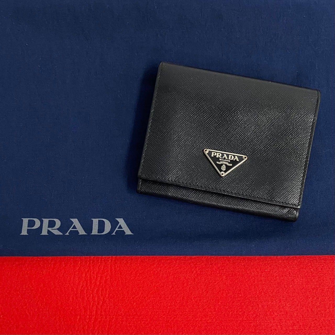 極 美品 希少品 PRADA プラダ 三角ロゴ 金具 サフィアーノ レザー 本革 三つ折り 財布 ミニ ウォレット 小銭入れ ブラック 黒 28833  - メルカリ