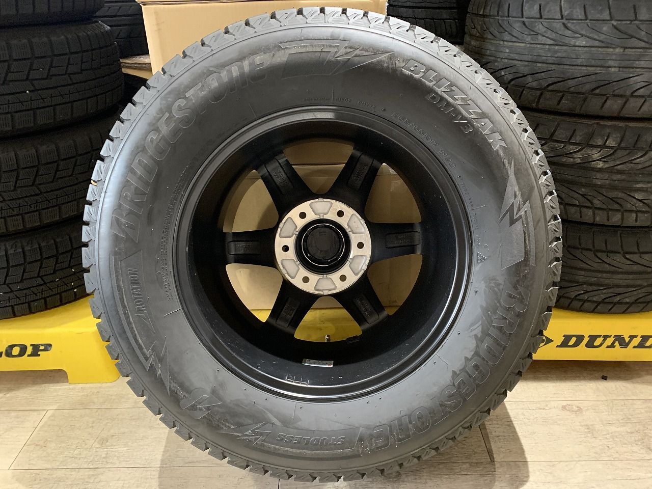 2503026】スタッドレス TOPY 17インチ 7.5J +25 PCD139.7 6H + 