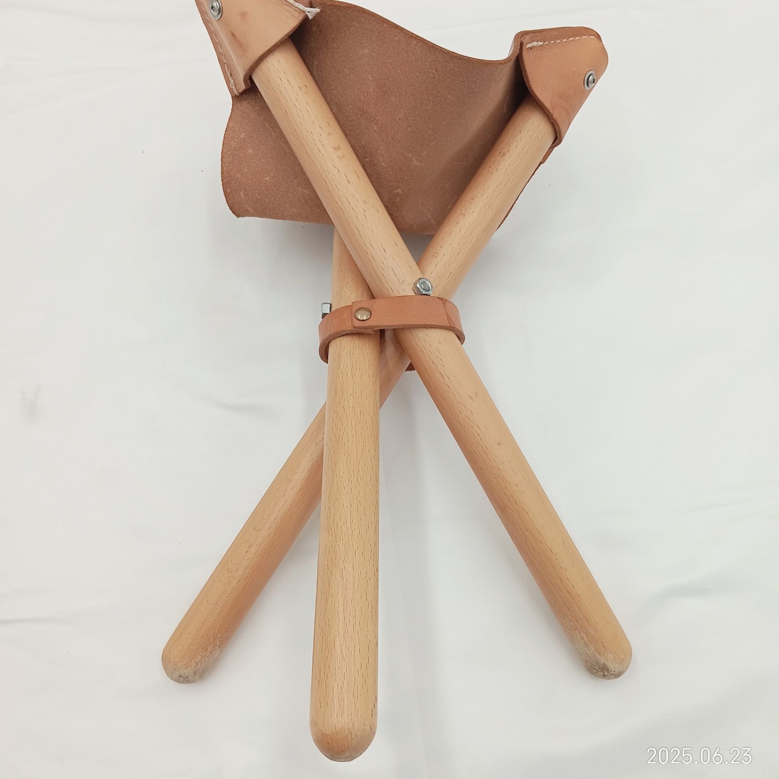 ROMO(ロモ) sansa chair  サンサチェアー ヌメ革の折り畳み椅子　耐荷重100kg ROMO(ロモ) sansa chair サンサチェアー ヌメ革の折り畳み椅子