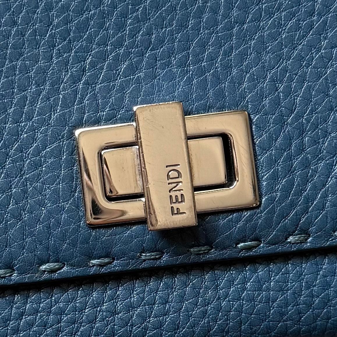 フェンディ 長財布 ピーカブー セレリア ターンロック レザー
