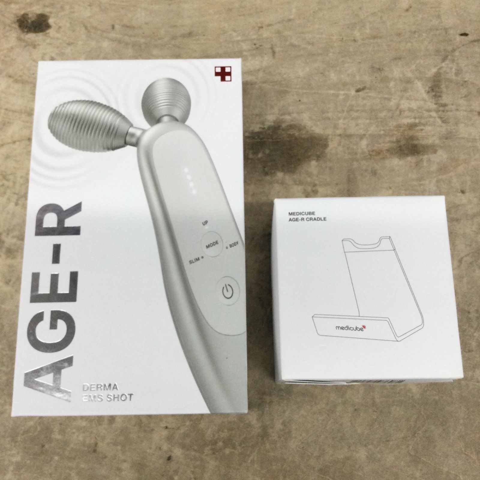 8月限定値下げ中medicube メディキューブ EMSダーマショット AGE-R EMS